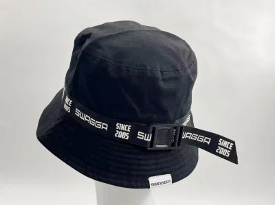 Chapeau bob enfant noir simple avec ruban imprimé et bouton de décoration